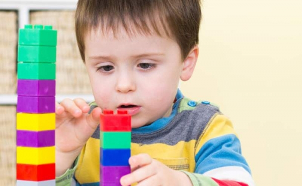 Már csecsemőkorban jelentkezhetnek az autizmus tünetei